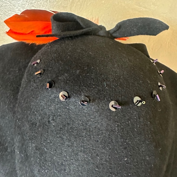 STYLISH 1940\'s BLACK FELT HAT - TURNED DOWN FRONT BRIM + ORANGE/BLACK FEATHERS main image 5